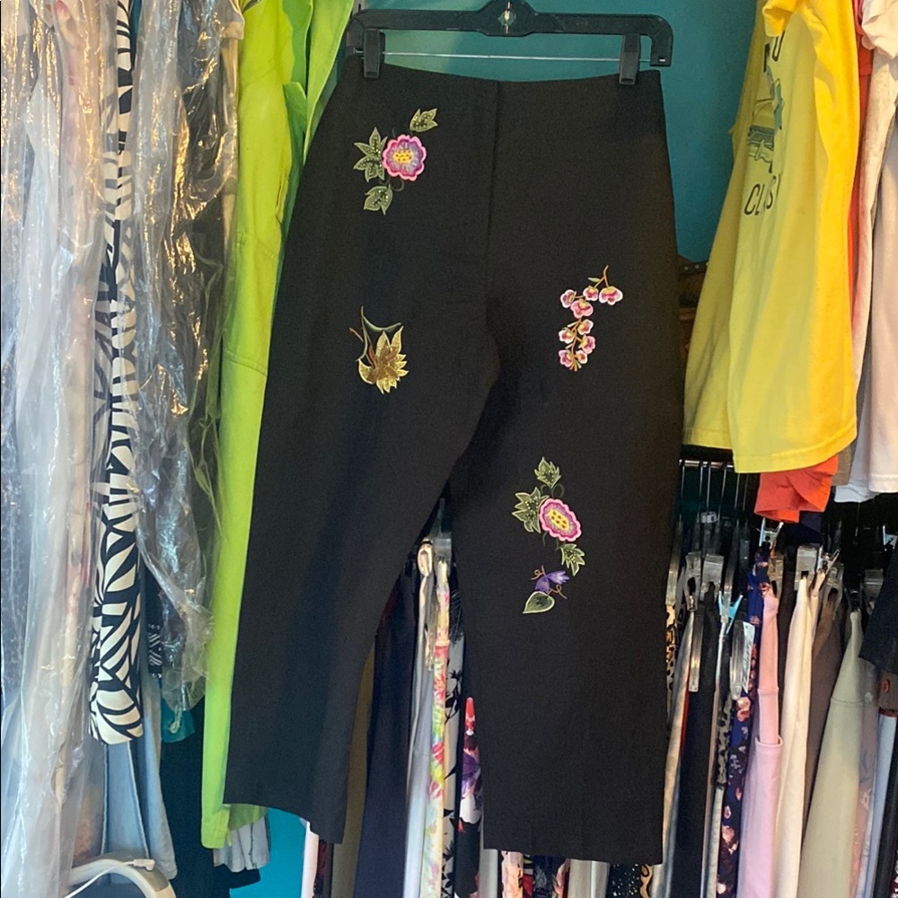 Larry Levine Black Cropped Pants with Floral Embroidery
